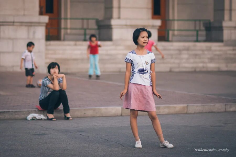 Корея реальная жизнь. Кореянки в реальной жизни. КНДР девушки на улице. Северная Корея люди на улицах. Одинаковая одежда КНДР.