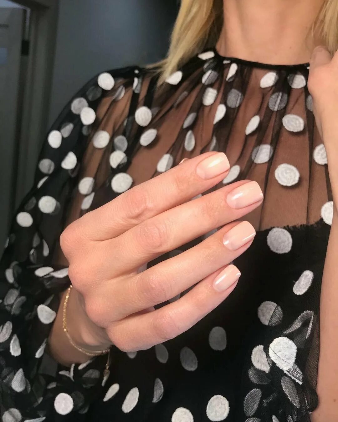 Риз уизерспун ногти. Маникюр к черному платью. Маникюр под черно белое платье. Маникюр под черное платье. Маникюр под платье в горох.