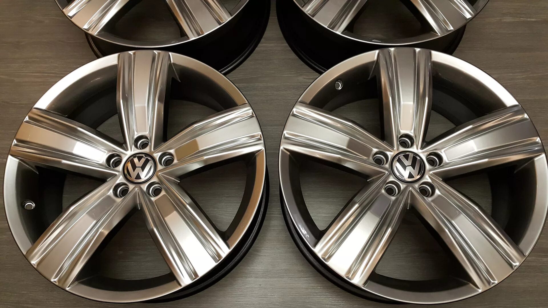 Диск колёсный vw tiguan n5. Tiguan kingston r18. Диски vw tiguan r17. Диски vw tiguan r17. Диски suzuka r20 тигуан.