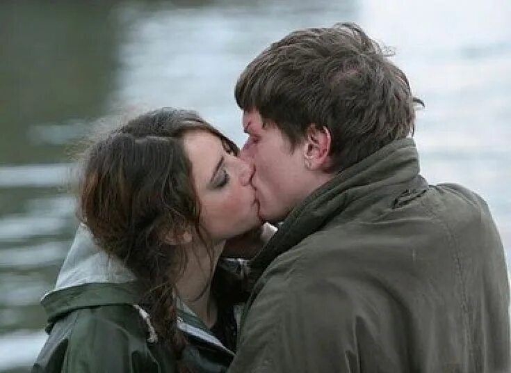 Эффи и кук поцелуй. Skinny kiss. Кая скоделарио и люк паскуалино. Effy and freddie. Effy and freddie.
