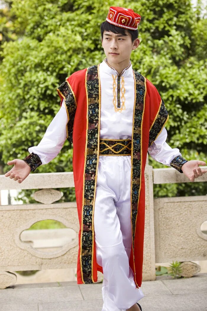 Фото национальный костюм мужской. Таджикский национальный костюм Джома. Узбек в национальной одежде. Традиционный мужской костюм. Узбекский наряд мужской.