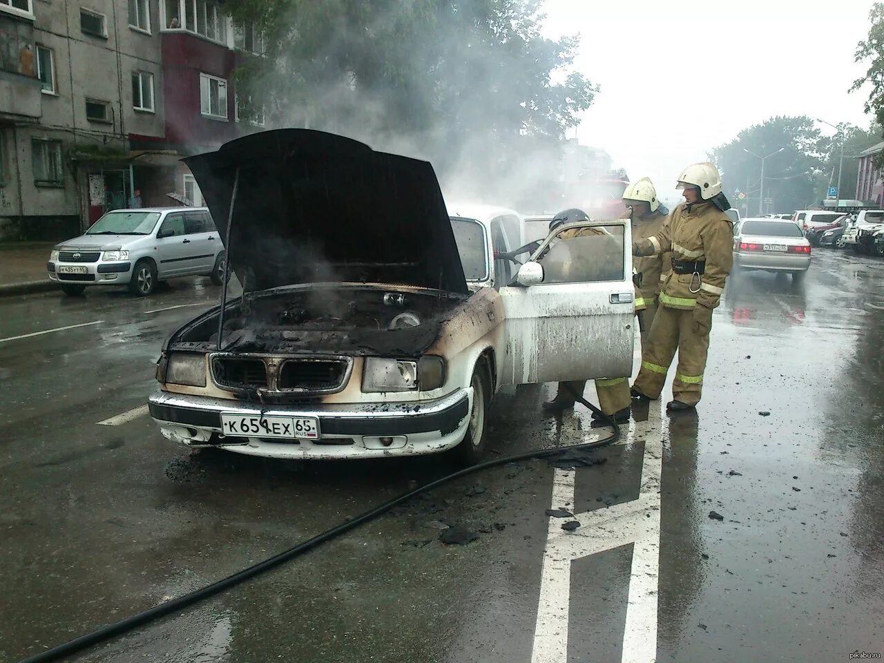 Гроз автомобили. Удар молнии в автомобиль. Попадание молнии в машину. Молнихх попала в машину. Молния ударила в автомобиль.