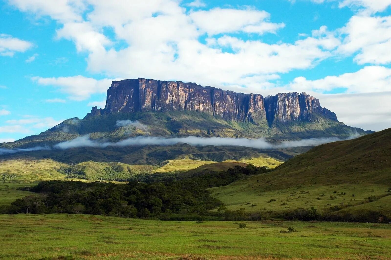 Природные особенности венесуэлы. Венесуэла плато Рорайма. Столовая гора Рорайма в Венесуэле. Гора Рорайма, Южная Америка. Венесуэла парк Канайма гора Рорайма.