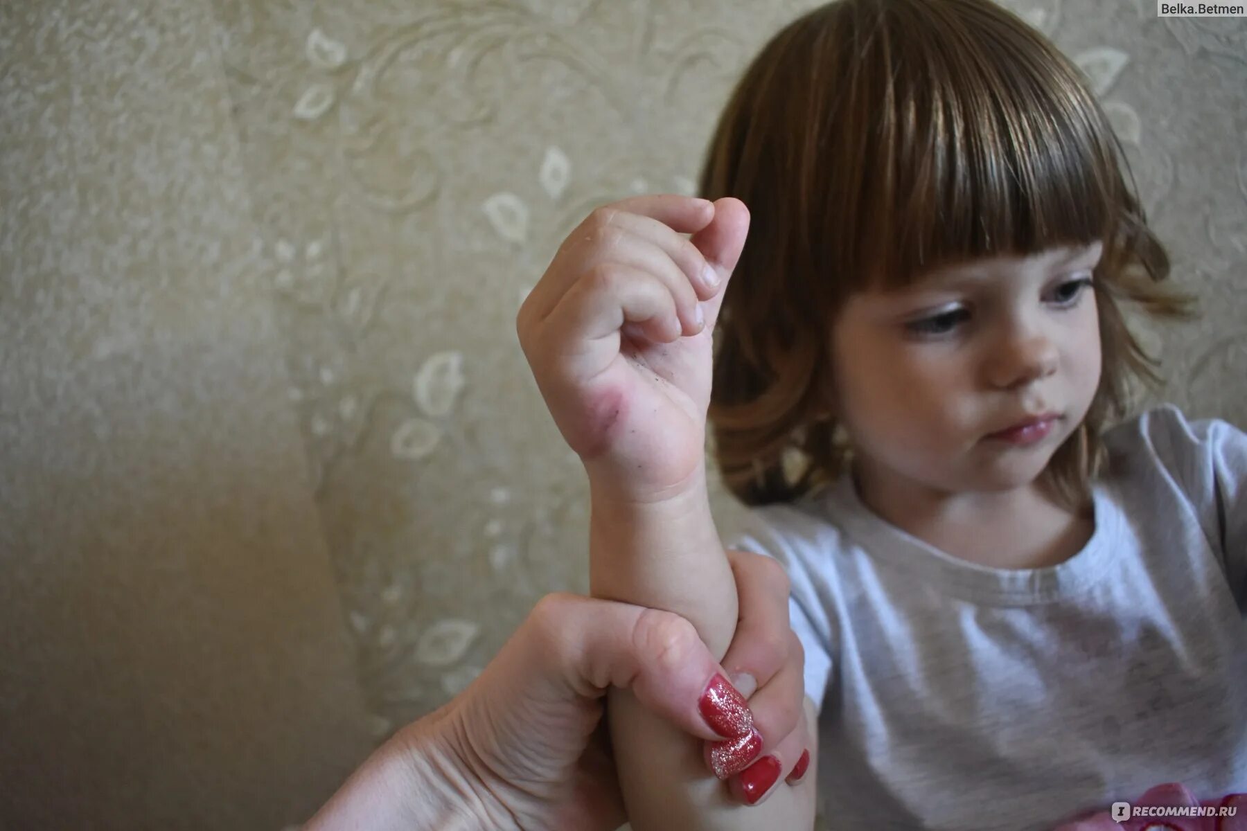Пальчиком девочки маленькой. Обсосанный палец ребенка. Вредная привычка сосание пальца у детей. Отсасывать палец