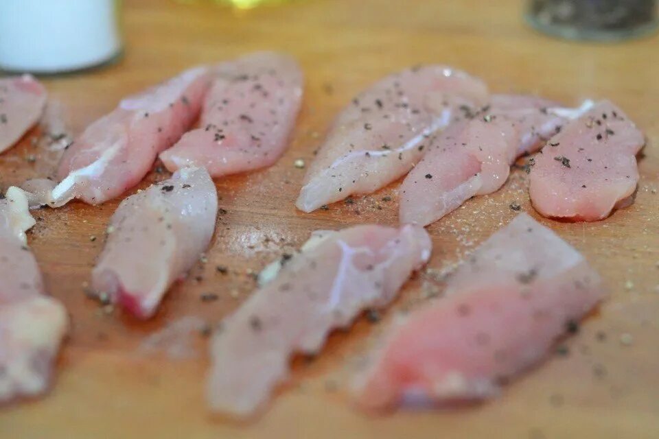 куриная грудка в беконе. бастурма и куриного филе. сколько солить куриную грудку. вяленая куриная грудка. куриная грудка в кефире в духовке.