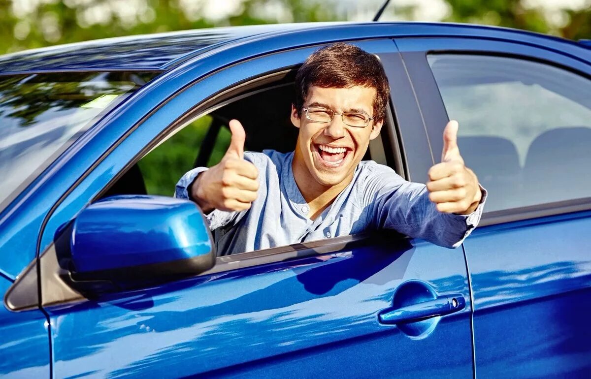 Счастливые люди в машине. Довольный владелец. Вице-президент национального союза автомобилистов ян хайцеэр. Вольфганг дюрхаймер. Водитель и автомобиль.