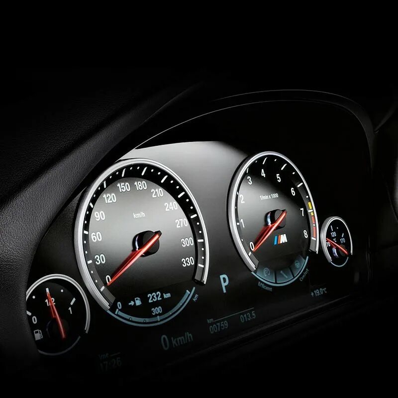 Астонмартис машина салон. Интерьер салона автомобиля. Jeep вранглер салон. Панель порше кайен. Aston martin rapide 2009.