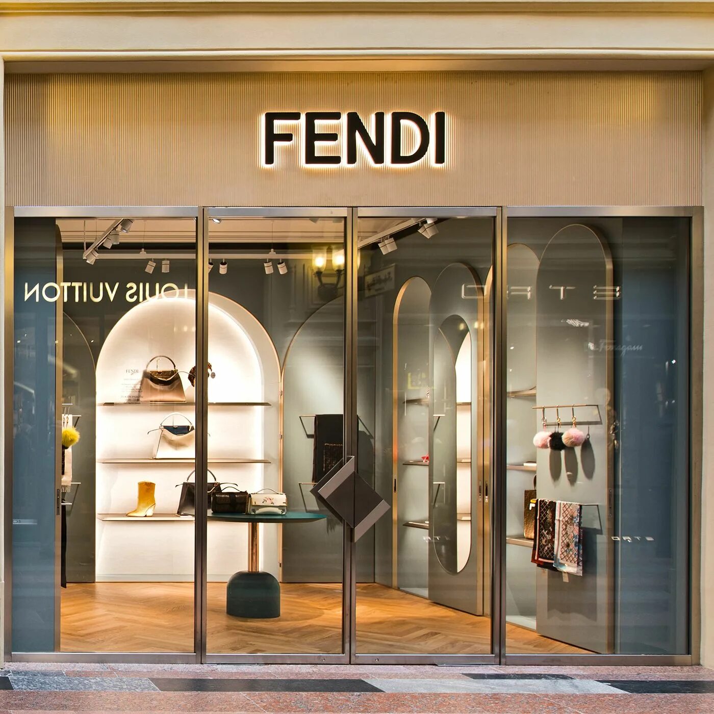 Boutique shop. Бутик Фенди Столешников. Fendi ГУМ. Fendi бутик. Бутик Фенди в Москве.