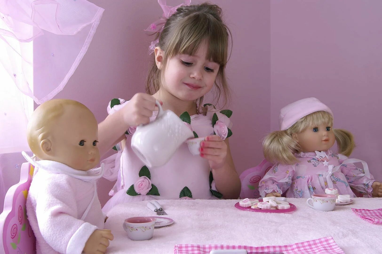Куклы как с ним играть. Чаепитие с куклами. куклы для девочек. дети играют в куклы. кукла малыш.