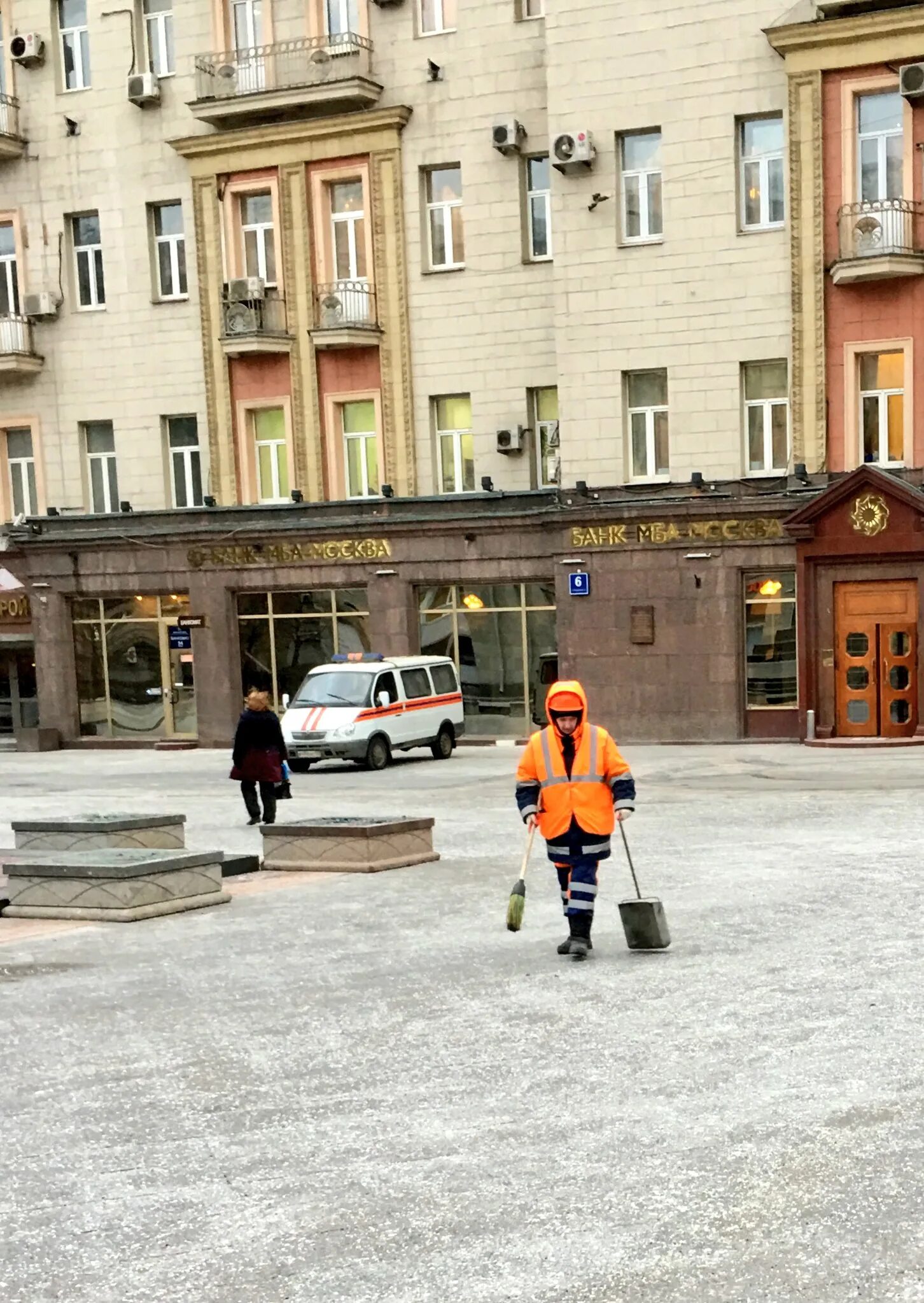 Мартин идет по городу. Ходячие города фильм 2018. Город хожу. Город хожу. Пройтись по улица парижа.