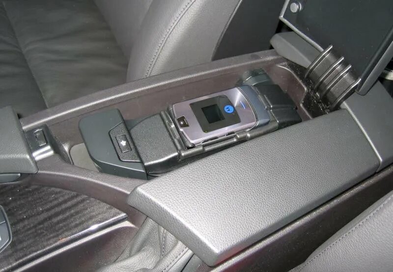 Телефон бмв е60. Телефон BMW e60. Штатный телефон BMW e60. Bluetooth BMW e60. Bluetooth адаптер BMW e60.