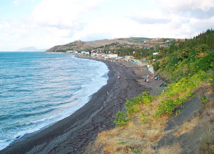 Солнечногорское крым берег. Алушта поселок солнечногорское. Поселок солнечногорское алуштинский район крым. Солнечногорское алушта пляж. Село солнечногорское крым.