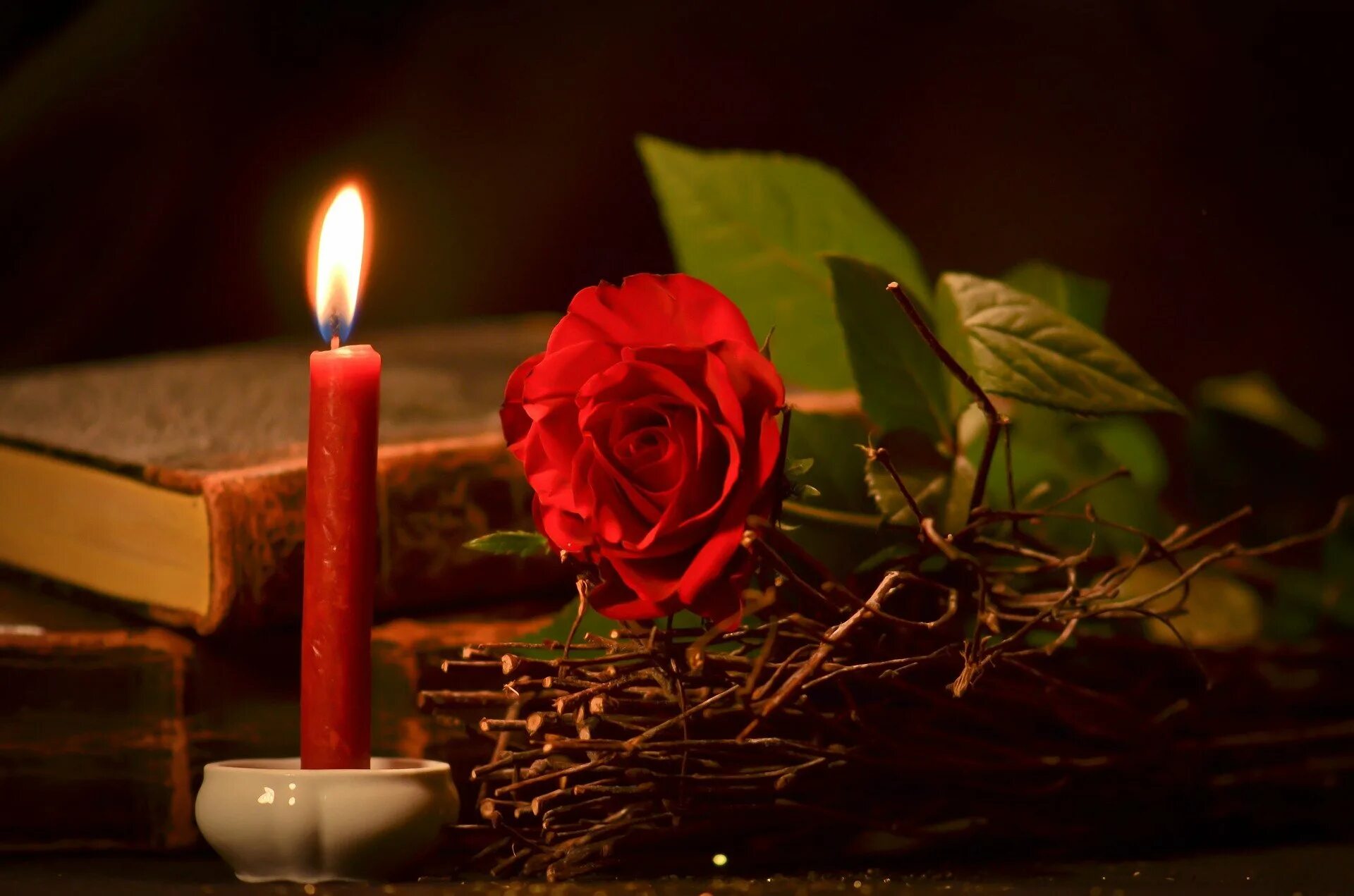 Поминальная свеча. Розы и свечи. Свечка с розой. Свеча похоронная. Заставка траур