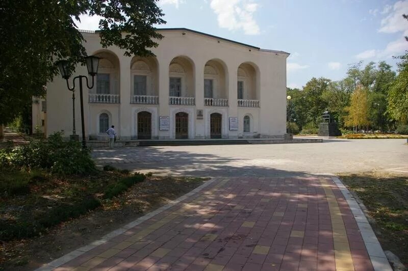 Кабардинский театр нальчик шогенцукова государственный. Музыкальный театр нальчик. Кабардинский драматический театр нальчик. Театры кбр. Театр кулиева нальчик.