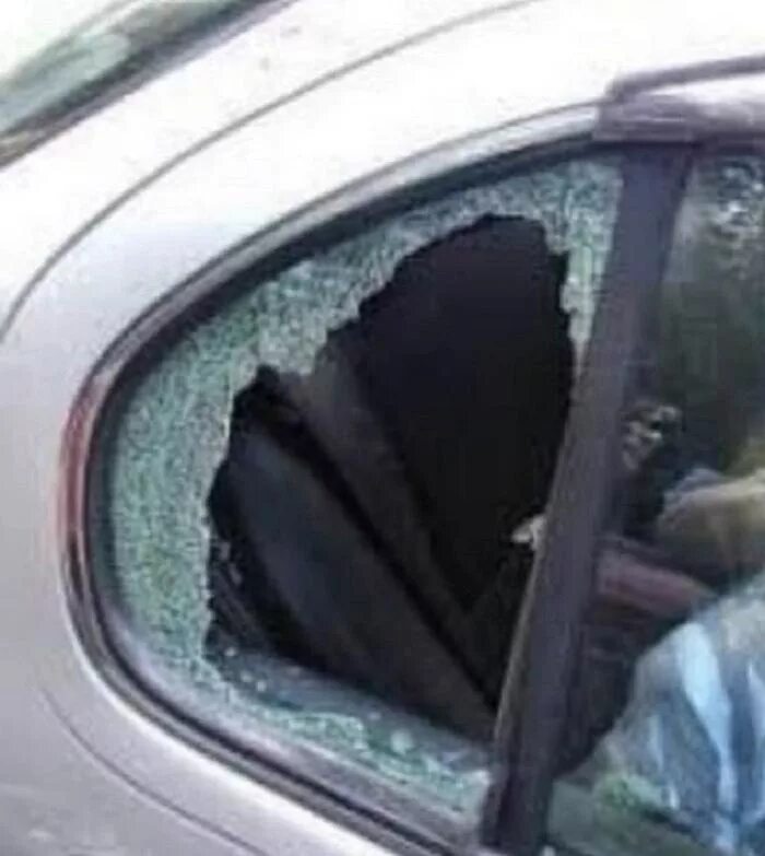 Разбили окно машины. Разбитое окно автомобиля. Разбил окно в машине. Разбитый окно автомобил. Выбивают стекло в авто.