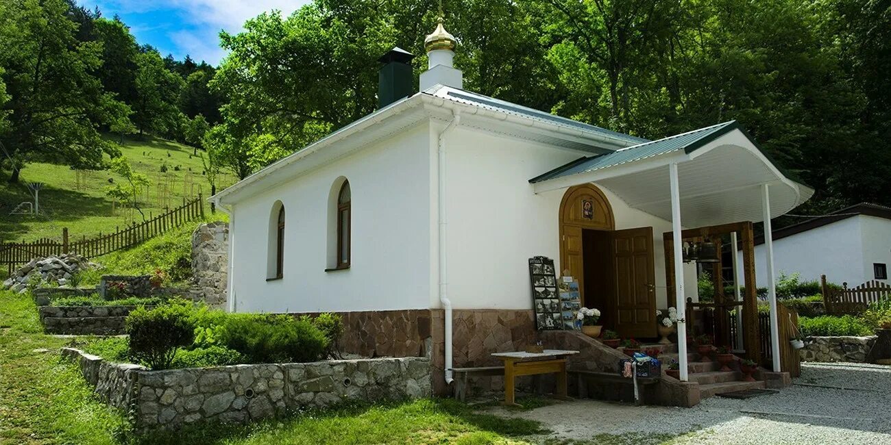 Монастырь косьмы и дамиана в алуште. Партенит космо дамиановский монастырь. Косьмо-дамиановский мужской монастырь алушта. Монастырь косьмы и дамиана в алуште. Монастырь косьмы и дамиана в алуште.