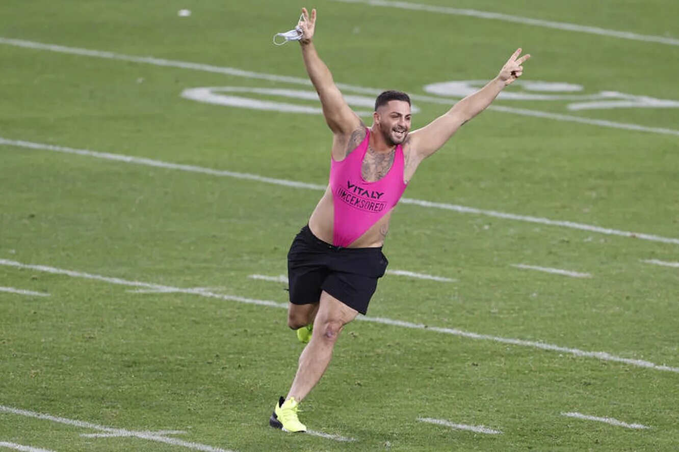 стюард на поле. кински волански выбежала на поле. португалия уругвай чм. мужчина выбежал на поле в розовом купальнике. болельщик выбежал на поле россия.