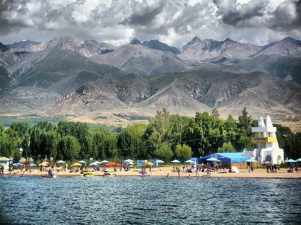 Озеро Иссык-Куль Киргизия. Чолпон Ата Киргизия. Озеро Каракол Кыргызстан Иссык Куль. Чолпон Ата Киргизия горы.