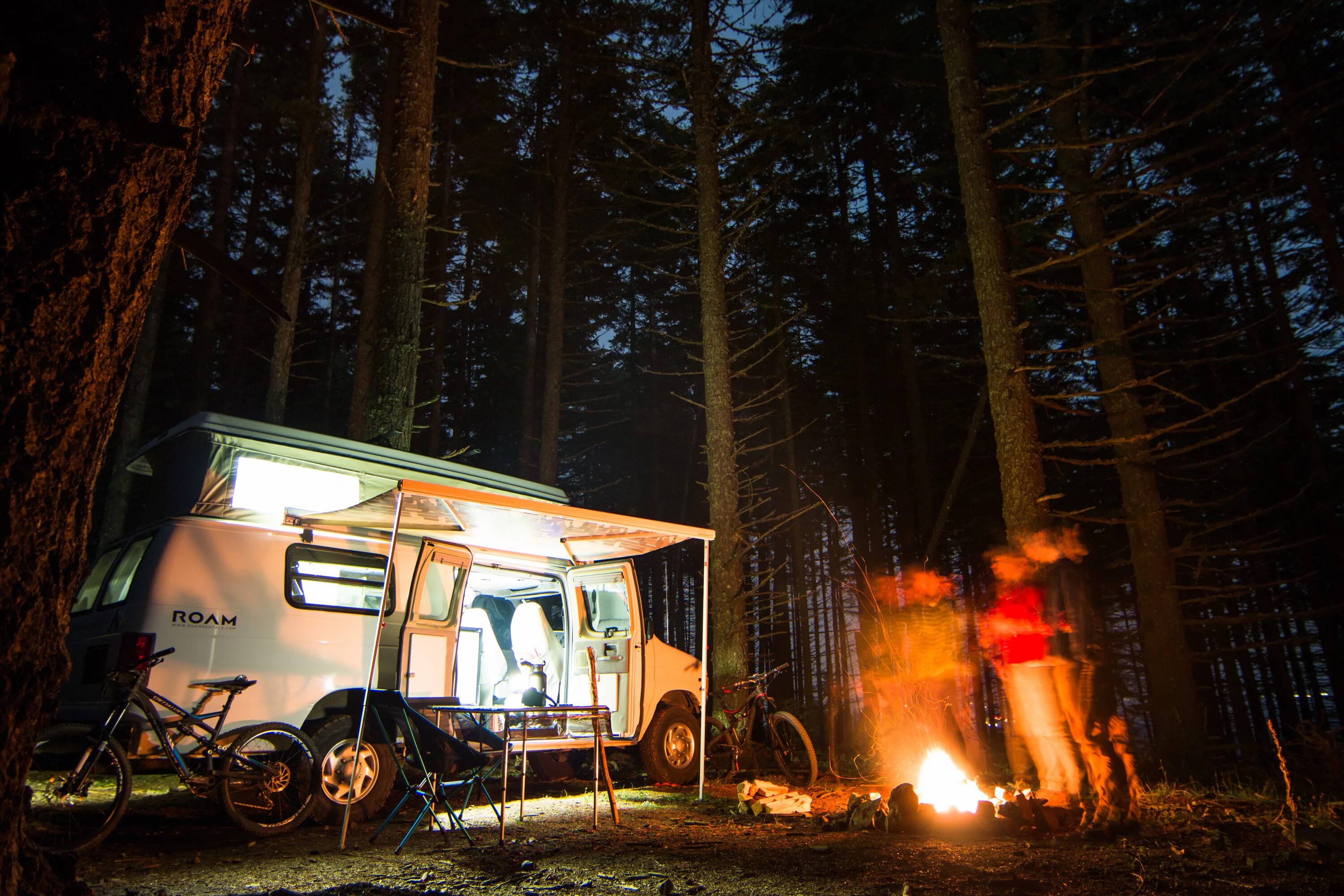 Look at the camp. Свет для кемпинга. Гаджеты для кемпинга. Кемпинговое освещение. Кемпинг вечером.