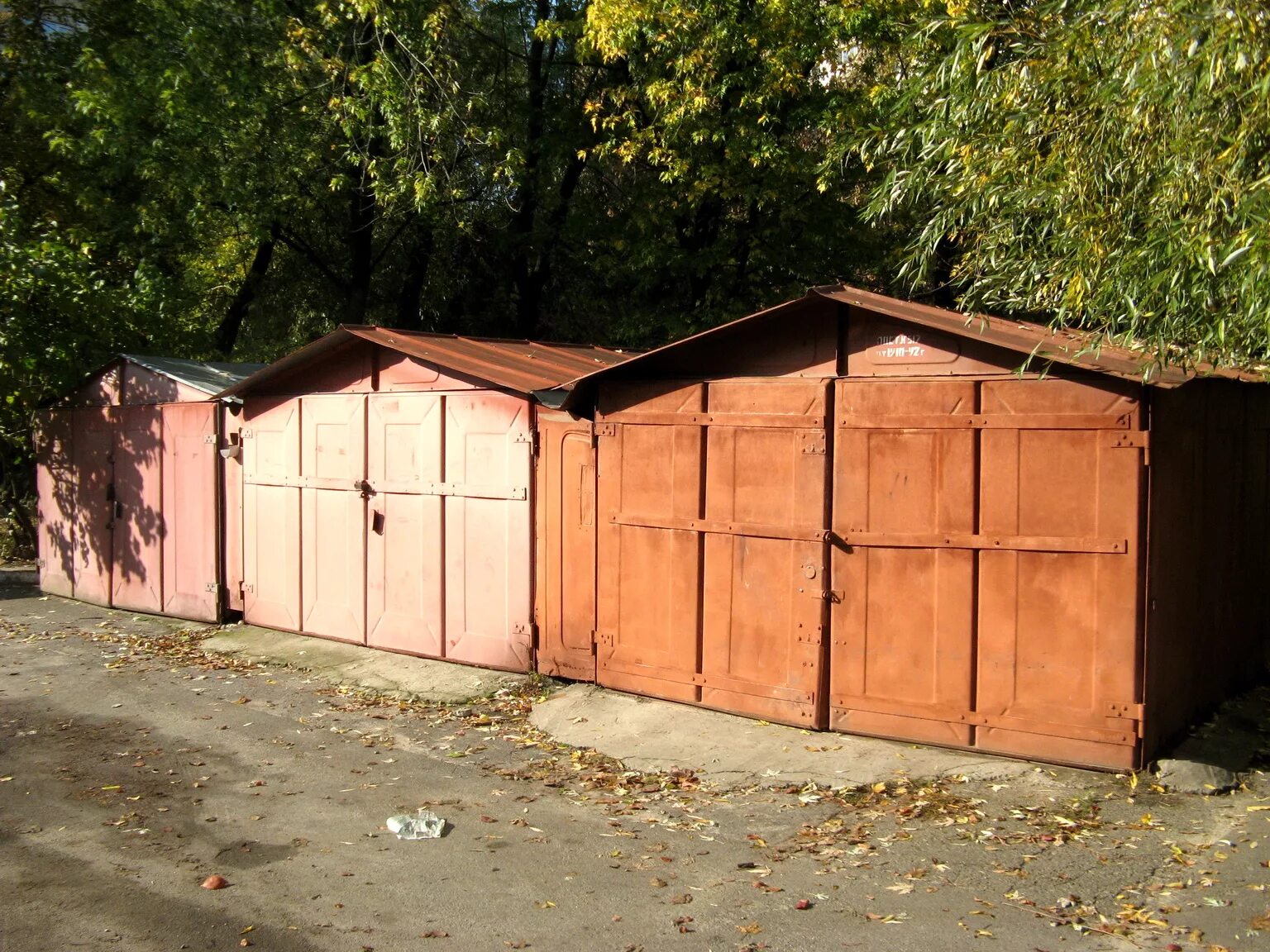 Старый металлический гараж. Гаражи. Гаражи в россии. Гаражи в россии. Русский гараж внутри.