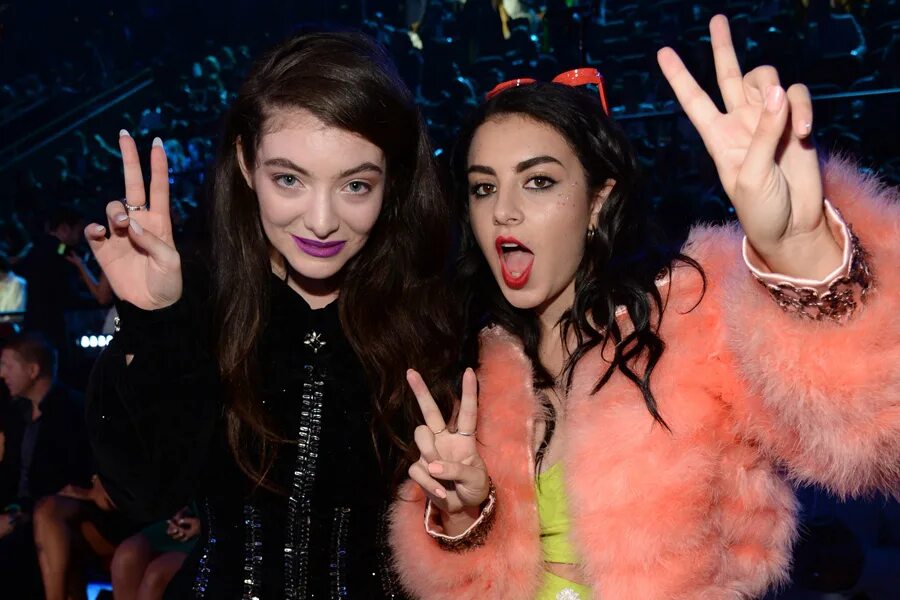 Icona pop charli xcx i love it. Mayday_XCX КАТФ. Charli XCX & Sam Smith - in the City. CB CB chatchпевица.