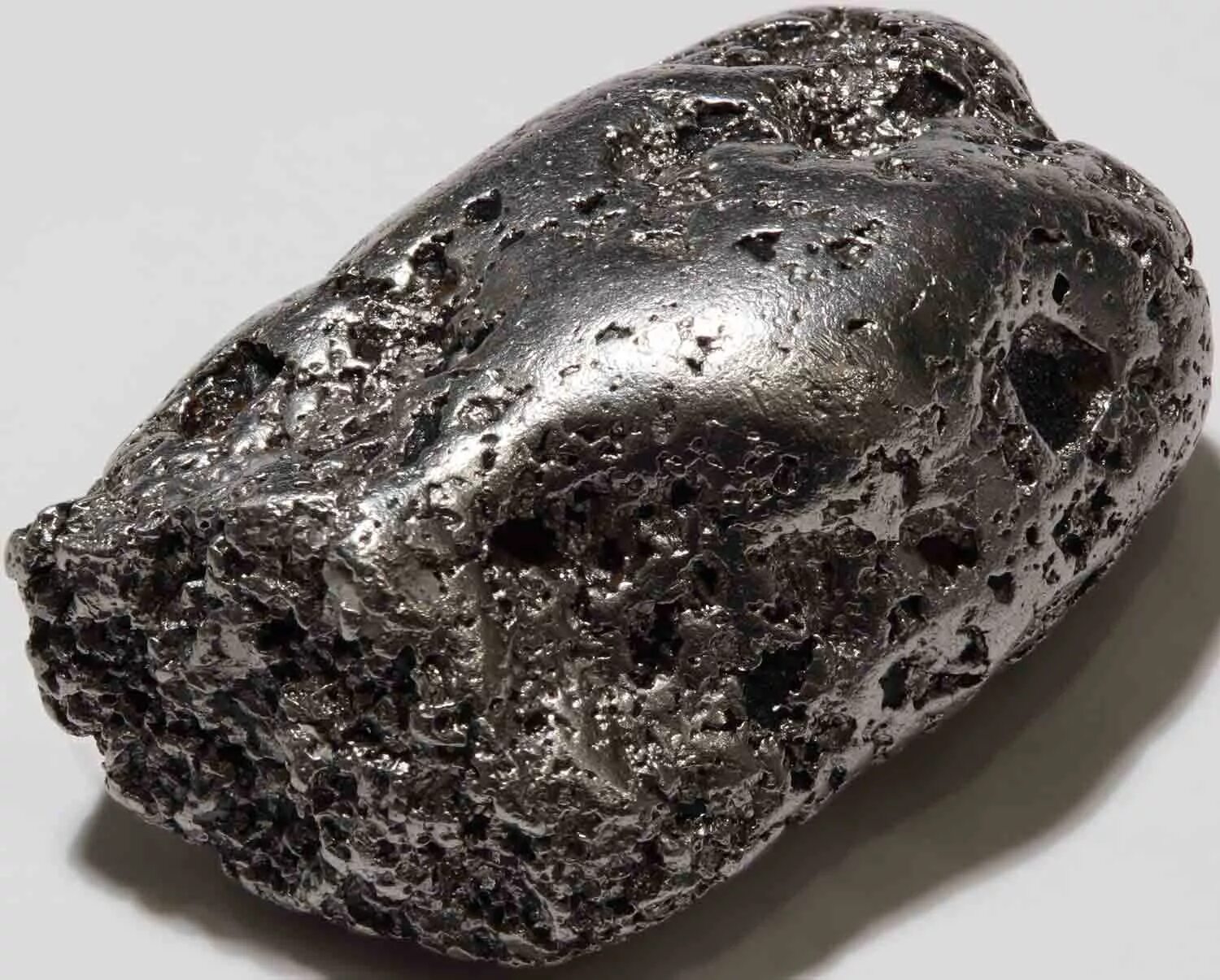 Чистая платина. Родий металл самородок. Самородное серебро минерал. Осмий, рутений, родий. Самородные минералы платины.