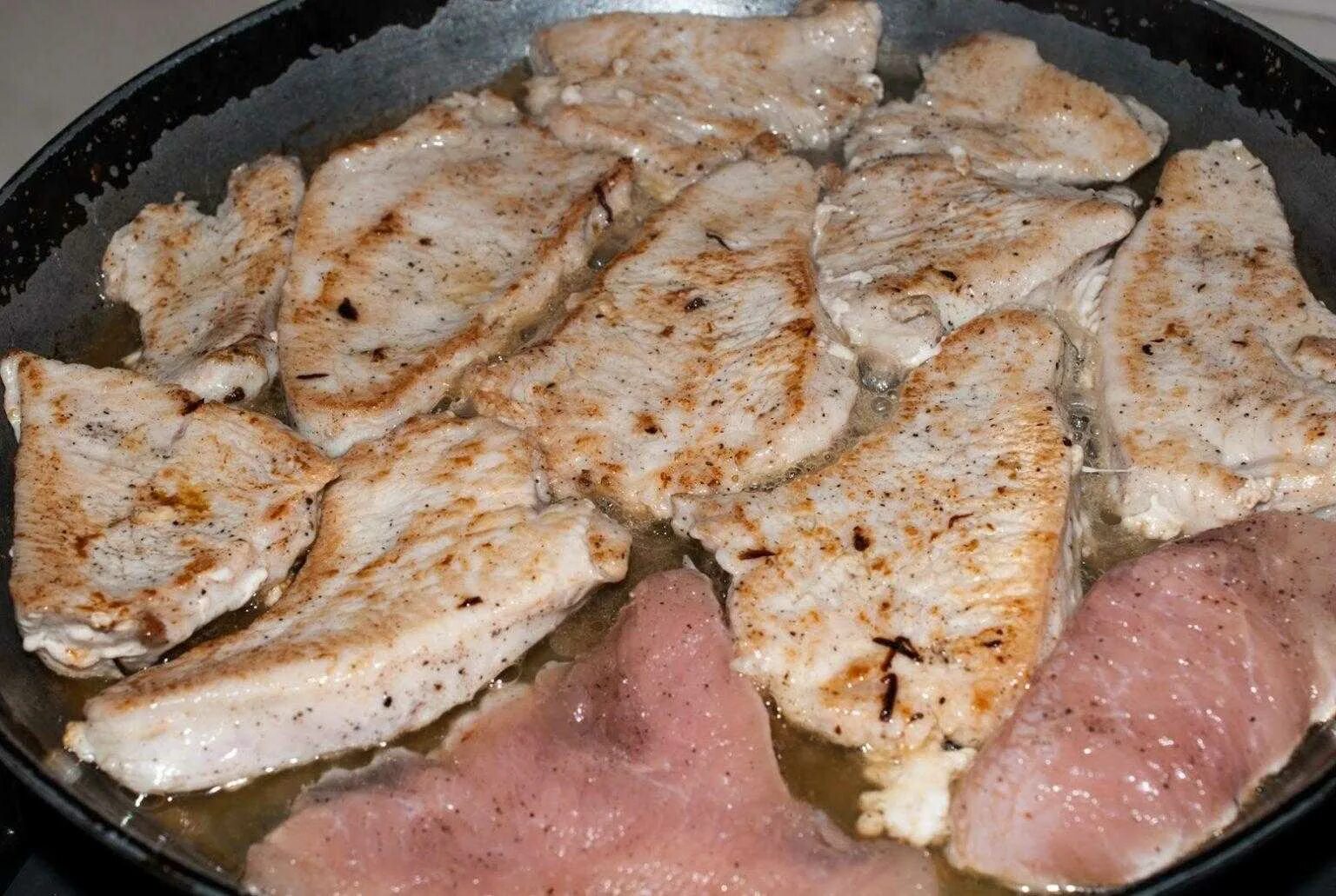 Как приготовить мясо индейки. Блюда из филе индейки простые и вкусные на сковороде. индейка кусочками на сковороде. филе из индейки на сковороде. жареная индейка на сковороде.
