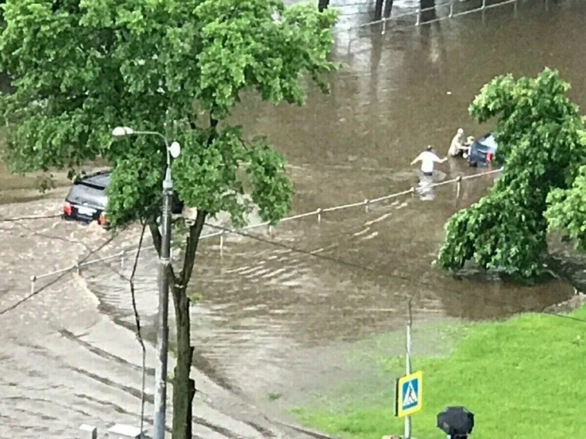 Ветер 15 метров. Потоп в Москве 20 июня 2020. Бирюлево Товарная потоп. 20.06.2020 Варшавское шоссе Москва затопило. Ливень Москва 20.06 2020.