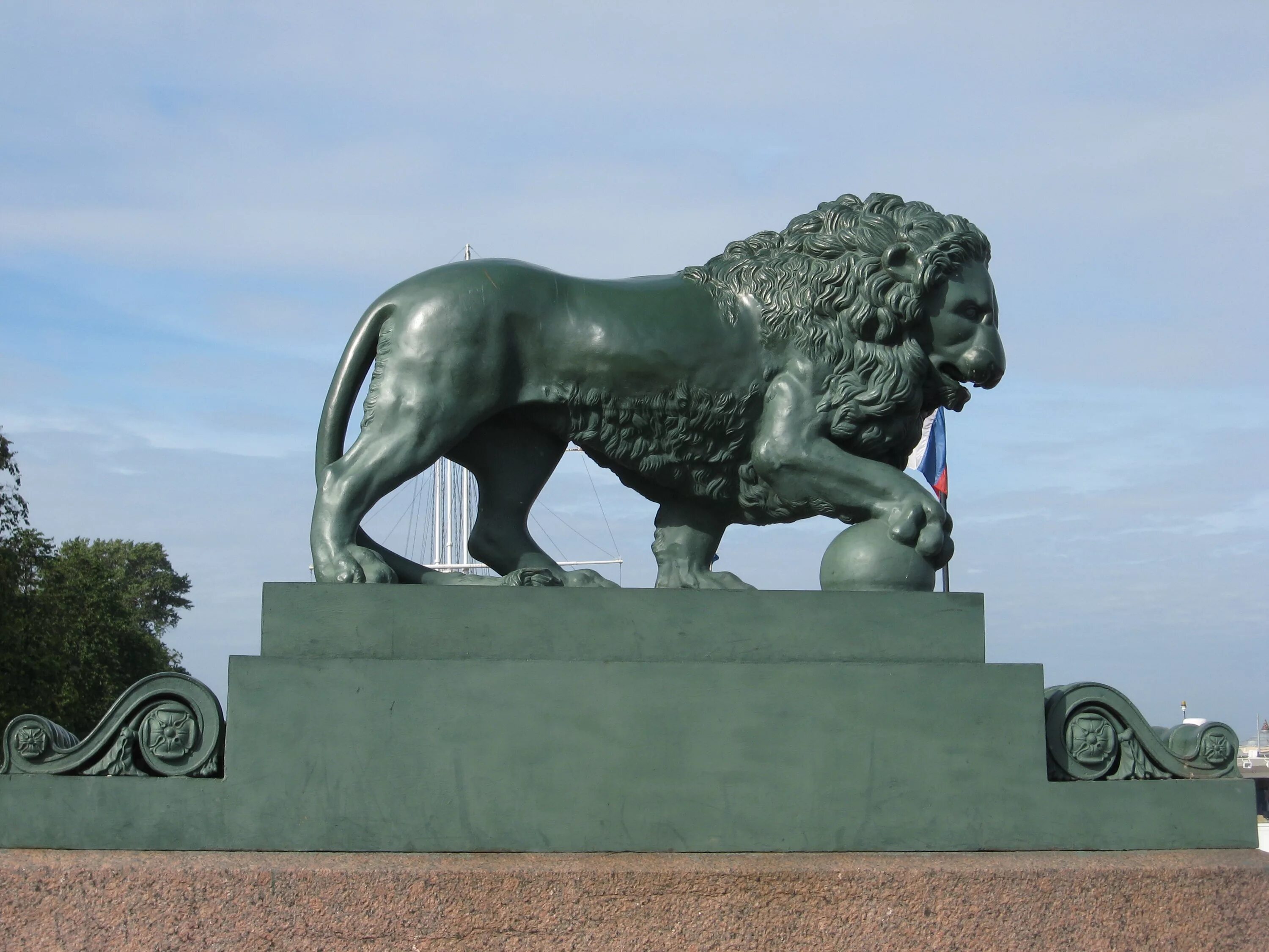 Санкт петербург где львы. Львы на Адмиралтейской набережной. Львы на Дворцовой Пристани Адмиралтейской набережной. Сторожевые львы на Адмиралтейской набережной. Львы на Адмиралтейской набережной у дворцового моста.