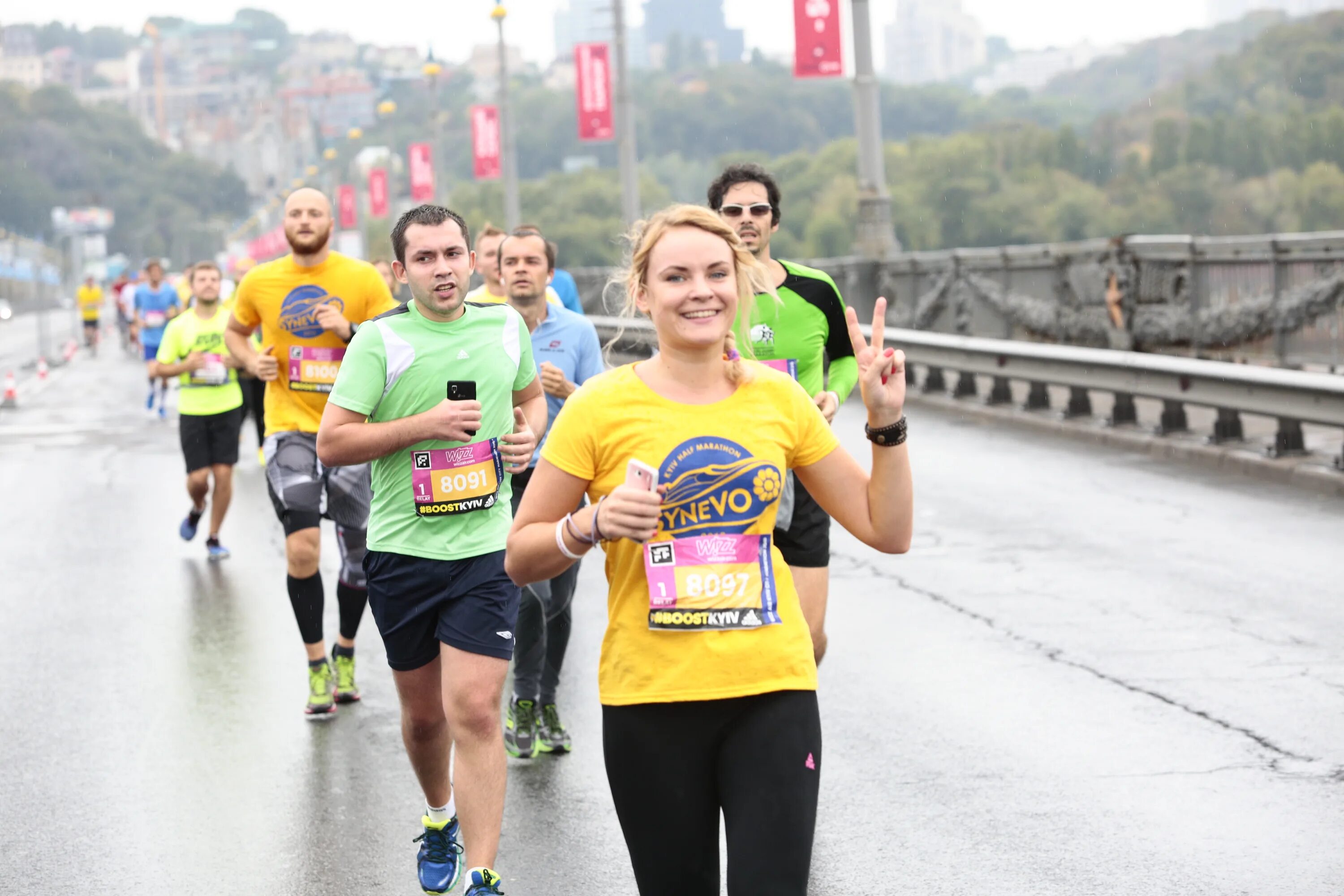 Цитаты про справедливость жизни. Девушка бежит. Мужчина бежит. Человек бежит по дороге. Веду ведешь ведут бегу бежишь.