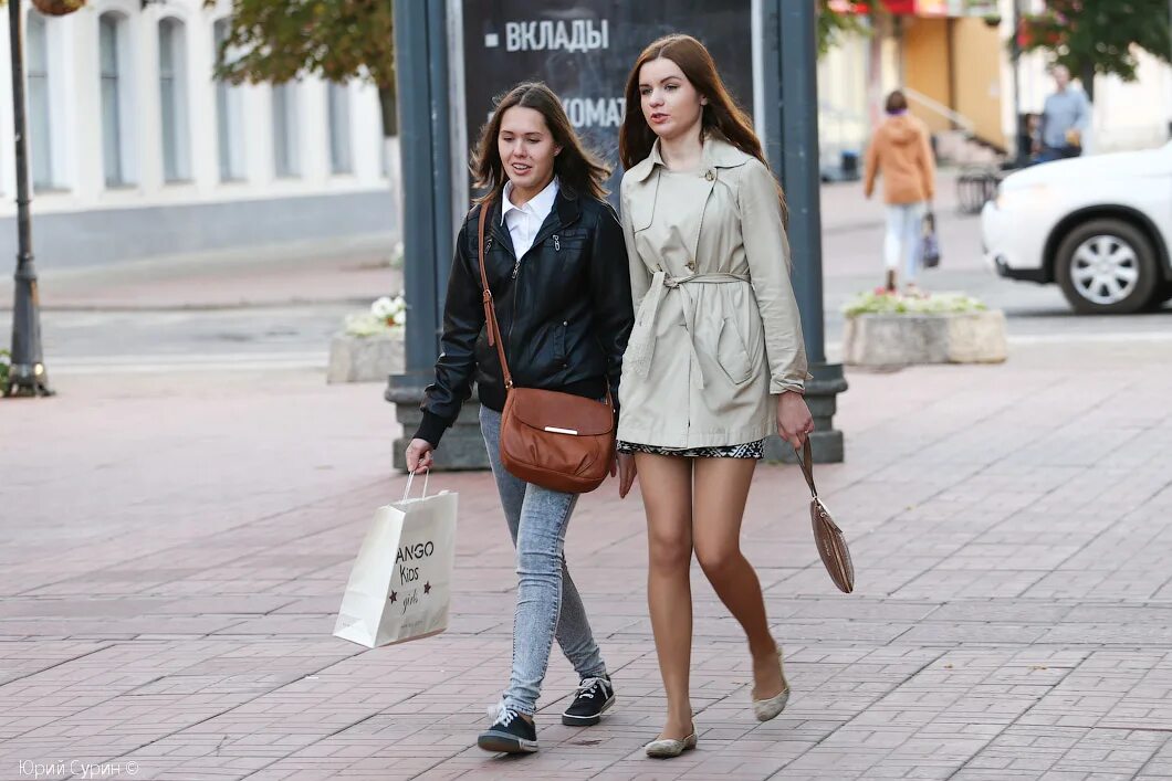 Люди на улице прогулка. Что разрешено во время карантина. Самоизоляция коронавирус. Москвич на улицах городов. Люди на улицах москвы.