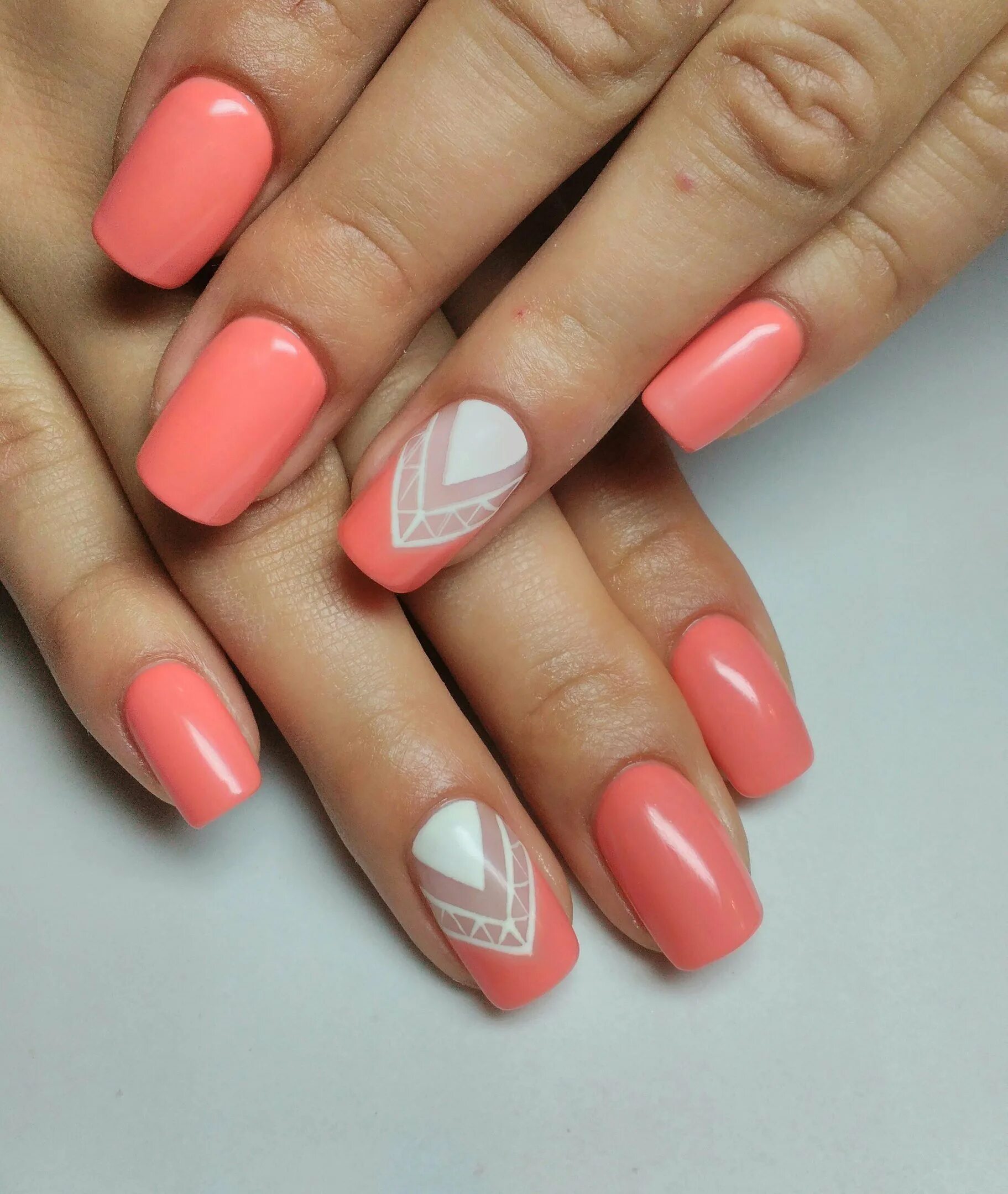 дизайн ногтей коралловый цвет. коралловый френч маникюр 2022. светло коралловый маникюр. маникюр цвет коралл. ногти гель коралловые.
