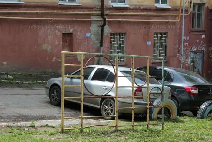 Мытье машины во дворе. Ива во дворе многоквартирного дома. Жигули во дворе многоквартирного дома. Машина в во дворе Саратова. Цветные авто во дворе Саратова.