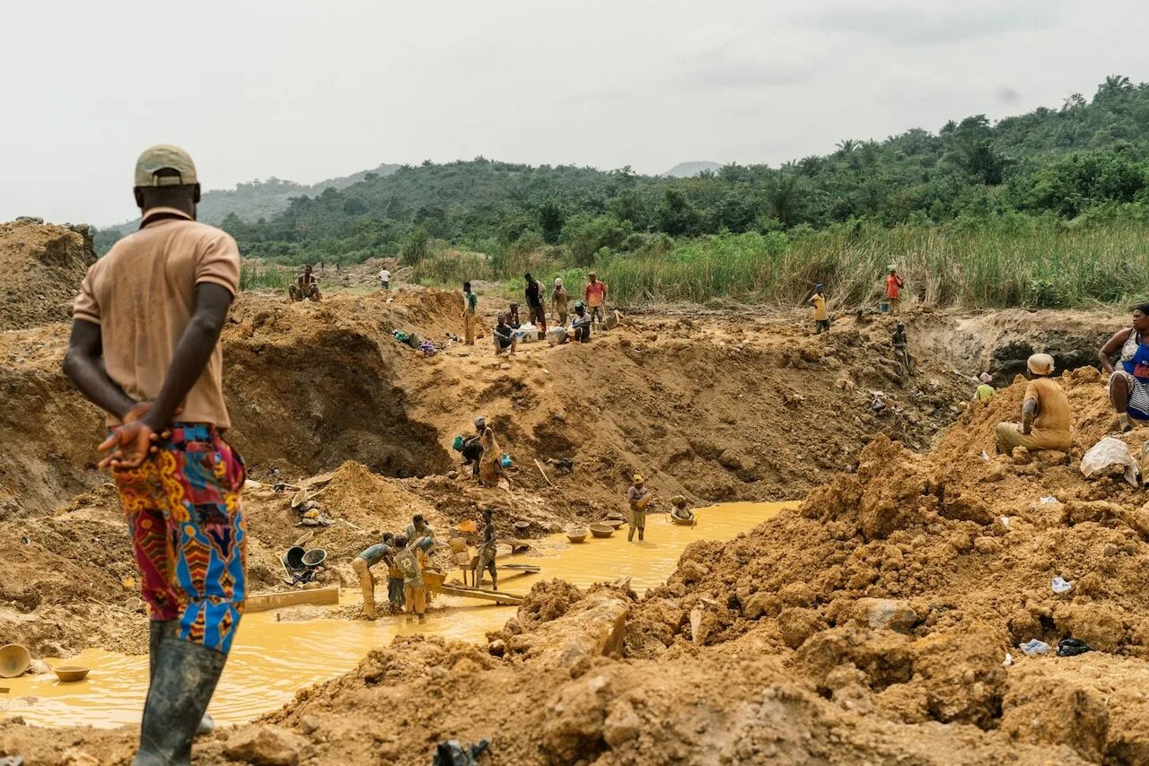 Как переводится mining. Гана Африка золотодобыча. Уганда Африка золотодобыча. Gold Mining in Uganda. Ресурсы Габона.