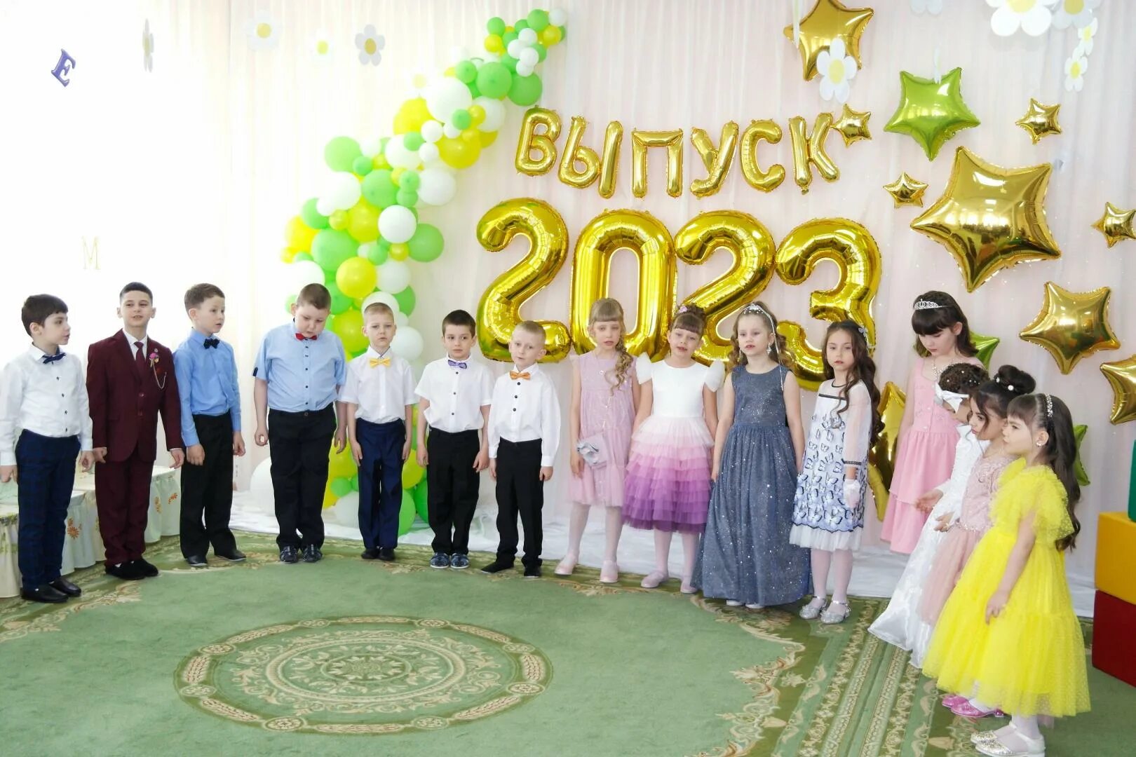 Выпускной в садике. Одежда на выпускной в детском саду. Наряд на выпускной в детском саду. Дети на выпускном в детском саду. Лучший сценарий выпускного в детском саду 2023