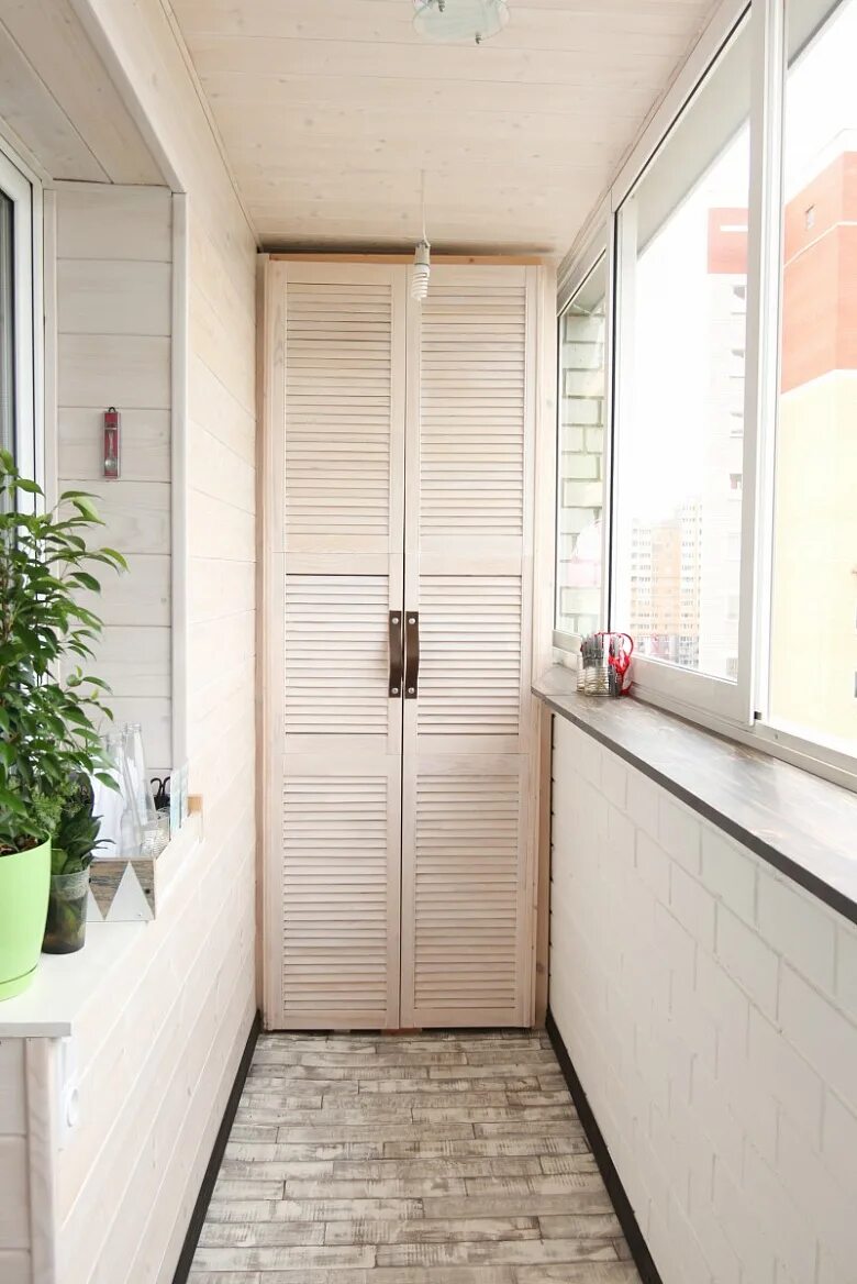 лоджия и балкон. отделка балкона вагонкой. отделка балкона шкаф. стильный шкаф на балкон. шкаф из панелей пвх на балконе.