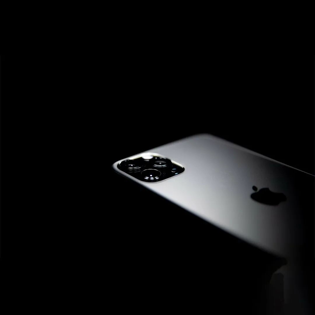 Картинки про айфон. Черный фон на айфон. Iphone на черном фоне. Iphone 13 на черном фоне. Айфон 12 на черном фоне.