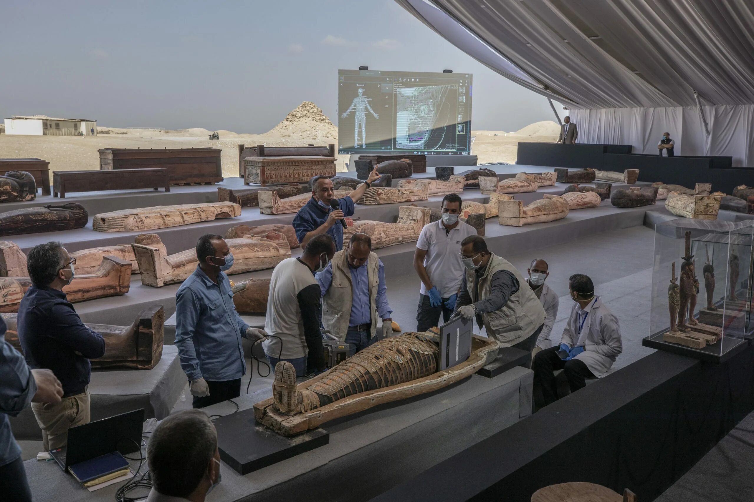 Найден каир. Находка в Египте 2020 саркофагов. Египетские мумии саркофаги статуи.