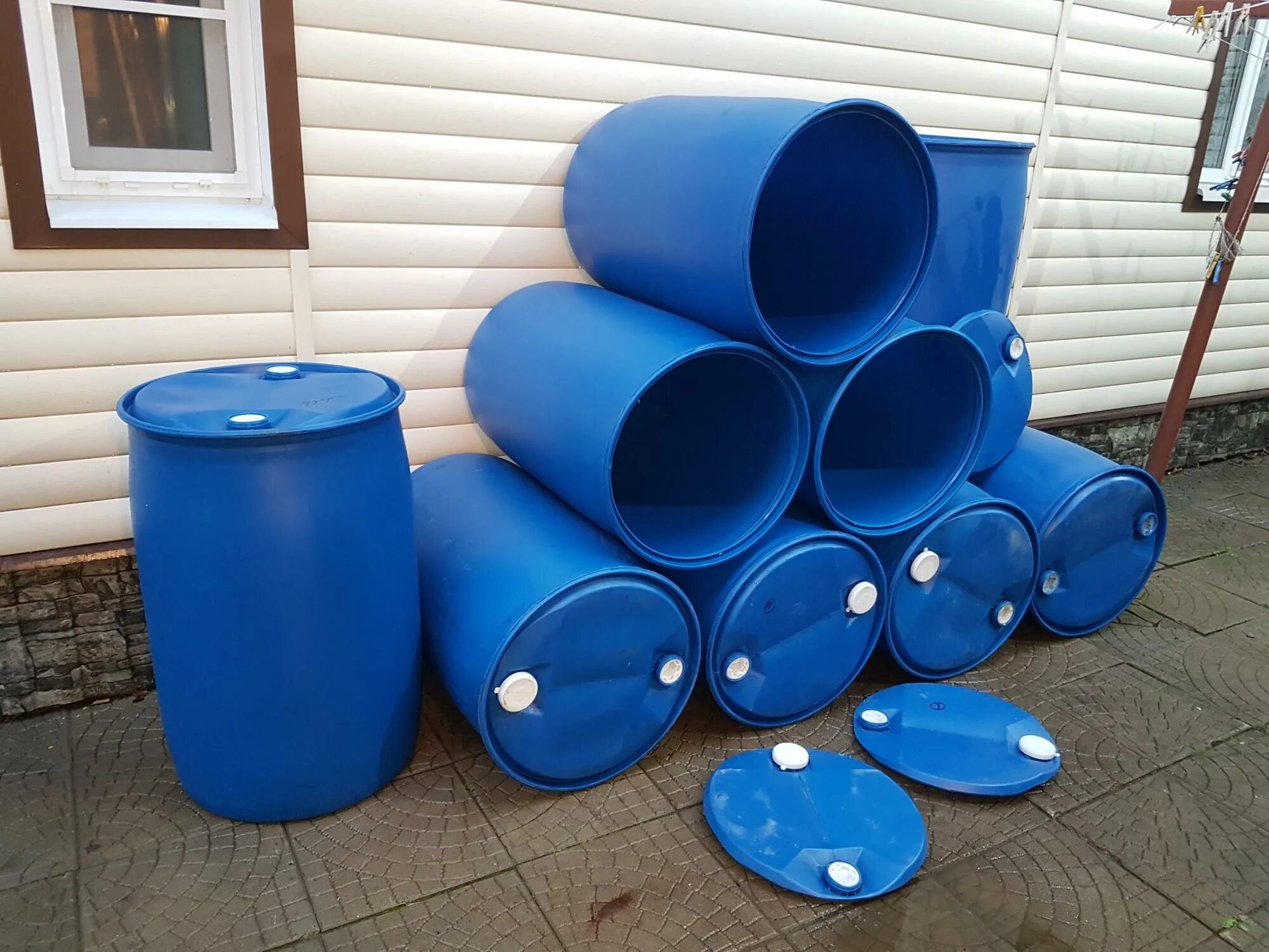 Габариты бочки 227 литров. Бочка пластиковая 227 литров. Бочка пластиковая 227л. Бочка с крышкой на обруче тара п/э, синяя, 227о 08289. Бочка 227л пластиковая максидом.