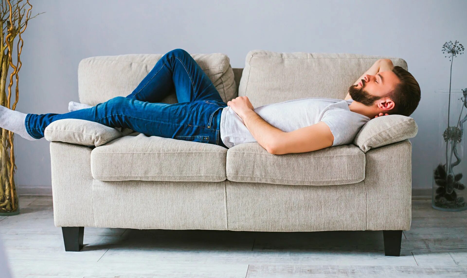 Голодный диван. Человек лежит на диване. Мужчина на диване. Парень лежит на диване. Человек отдыхает на диване.