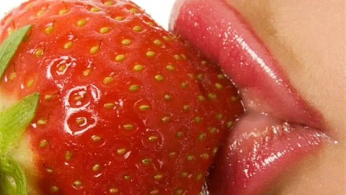 Человек ест гамбургер. Человек ест бургер. Девушка кушает банан. Брюнетка с бананом. Смачно хочу.