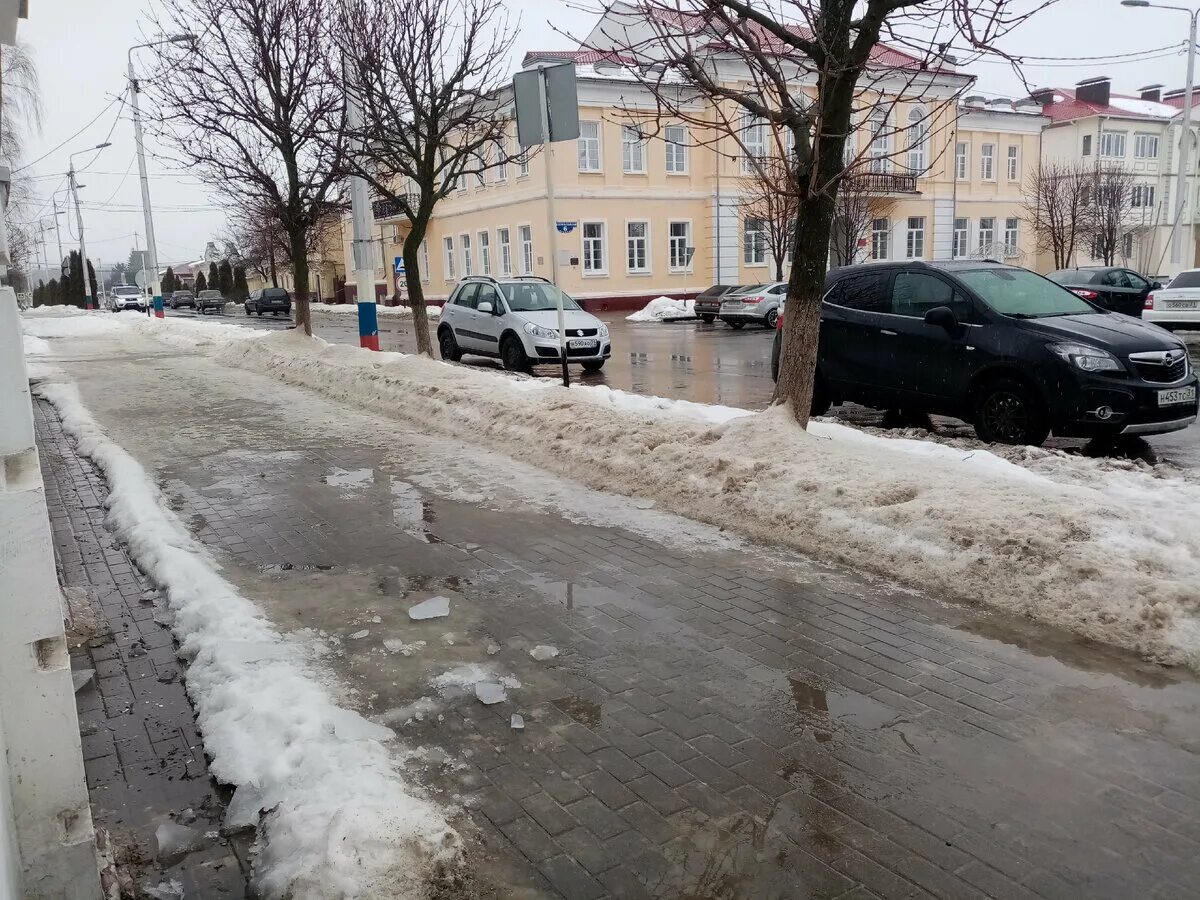 Когда примерно растает снег. Тает снег. Тает снег в городе. Снег растаял.