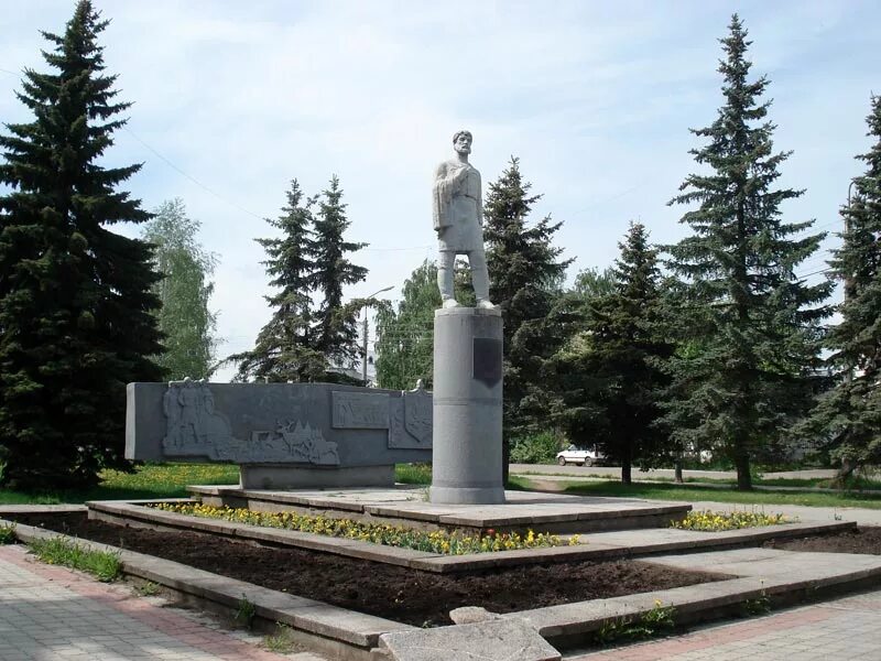 Памятник семену дежневу. Памятник дежневу в великом устюге. памятник семёну дежнёву в великом устюге.