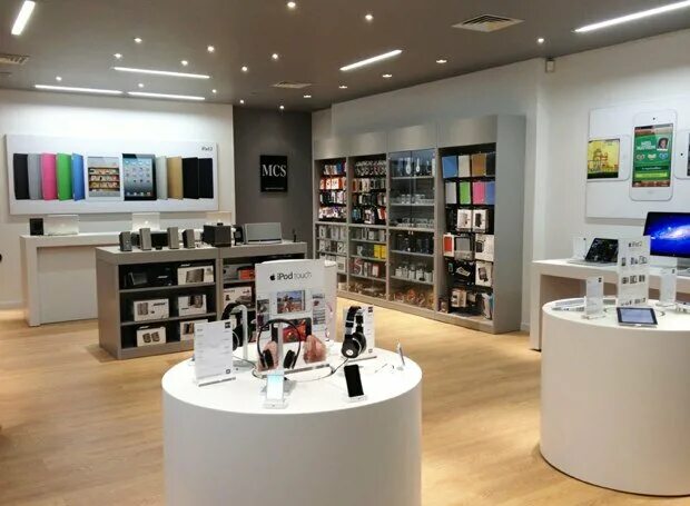 Магазин техники apple store. Магазин айфонов. Магазин электроники iphone. Техника Apple СПБ. Склад техники Apple.