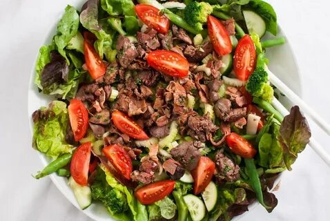 Салат с печенью и овощами