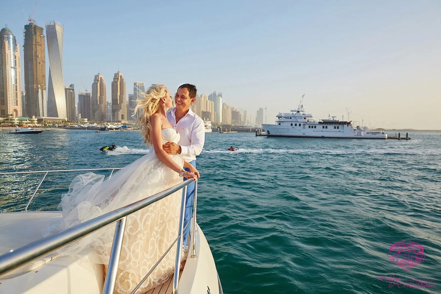 Свадьба в дубае. Свадебная церемония в Дубае. Свадебная фотосессия на яхте. Свадебная фотосессия в Дубае. Свадебная фотосессия в Эмиратах на берегу.