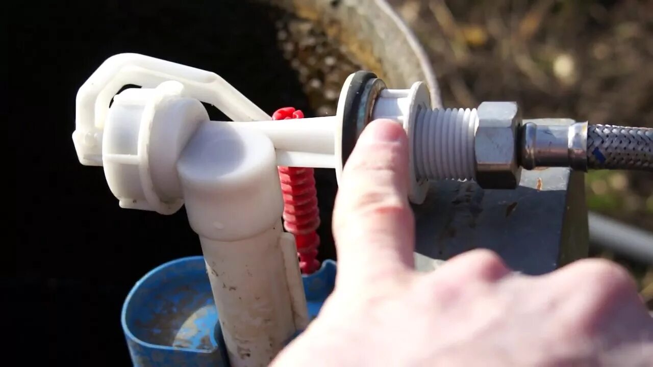 Автоматика налива воды в бочку. Автоматический клапан для воды для бочки. Поплавковый клапан в бочку. Клапан перелива для бочки. Залив воды в бочку