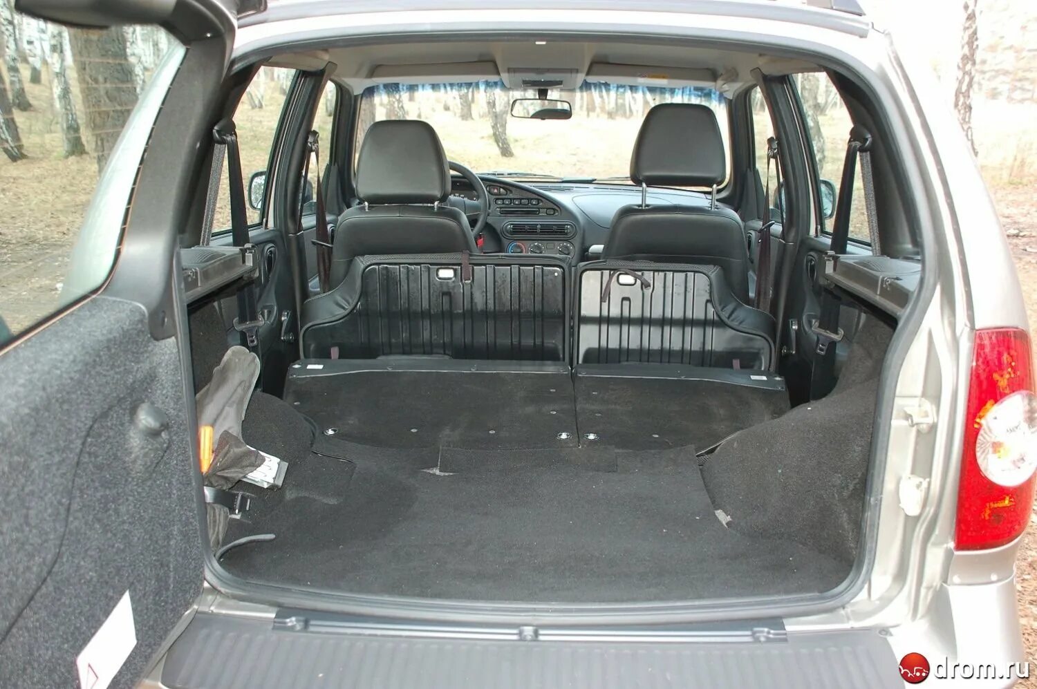 Размеры багажника нива. Габариты багажника нива 2121. Ширина багажника нива 21213. Габариты багажника ваз 2121 нива. Багажник на ниву 2131.
