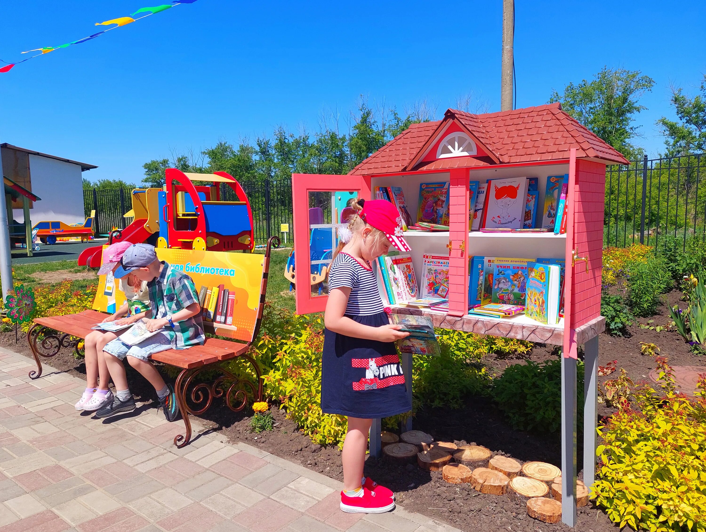 воспитательница детсада. лучший двор 2022 москва. детский садик двор. всероссийский конкурс лучшие детские сады. двор садика.