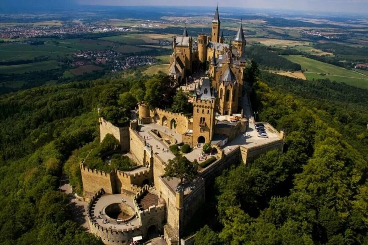 Известный средневековый замок. Замок Гогенцоллерн Германия. Замок Гогенцоллерн (Hohenzollern_Castle). Замок Хохензоллерн Бург Германия. Stuttgart замок Гогенцоллерн Штутгарт.
